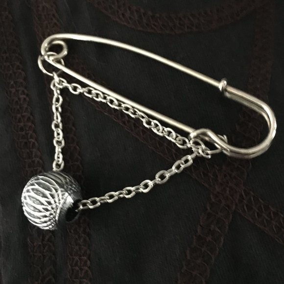 NWOT Red Diamond Witchy Shawl + Pin - Picture 12 of 12